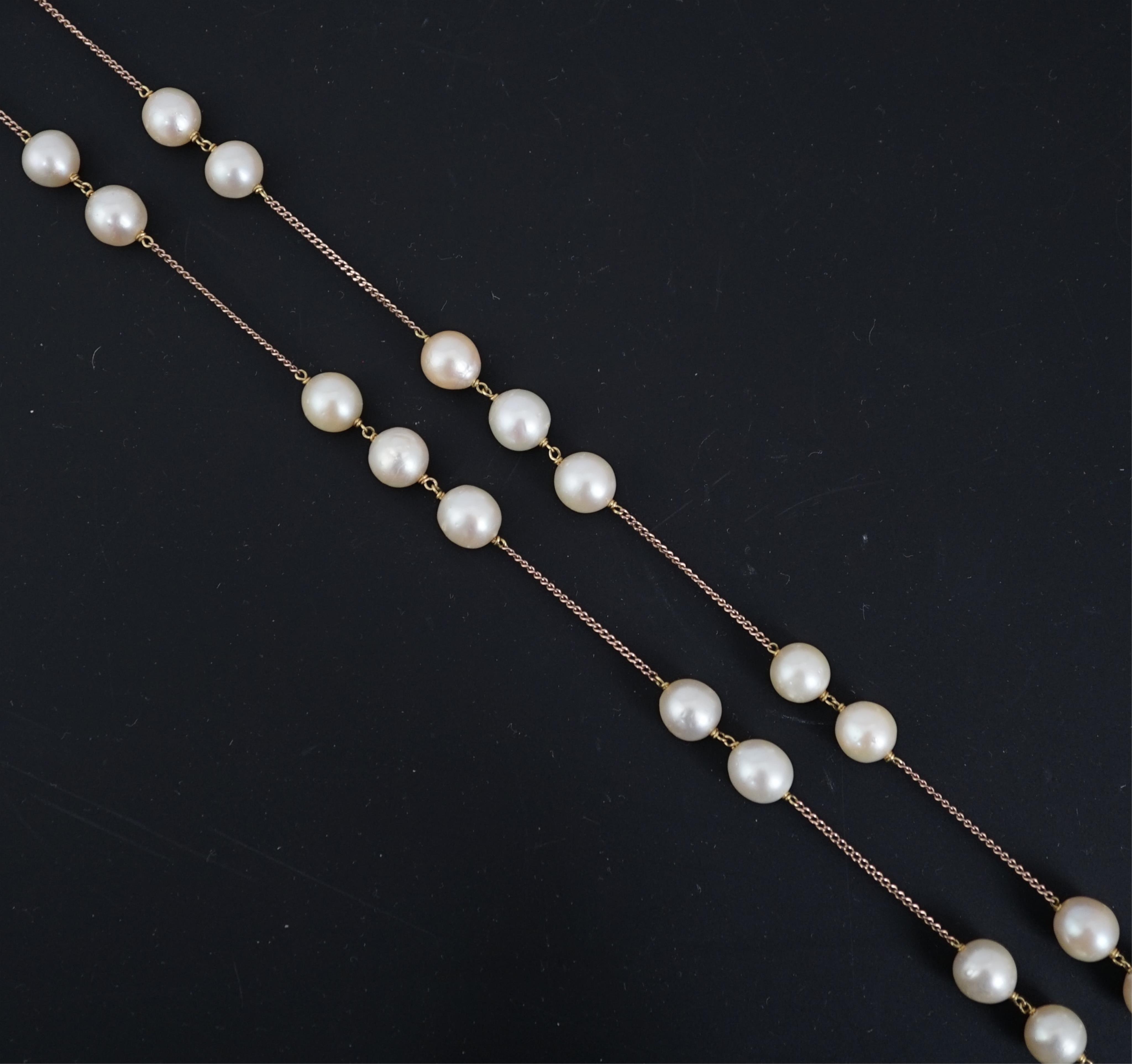 A modern Italian single strand cultured pearl and chain link necklace, with 10kt clasp, 98cm, gross weight 41.5 grams. Good condition.